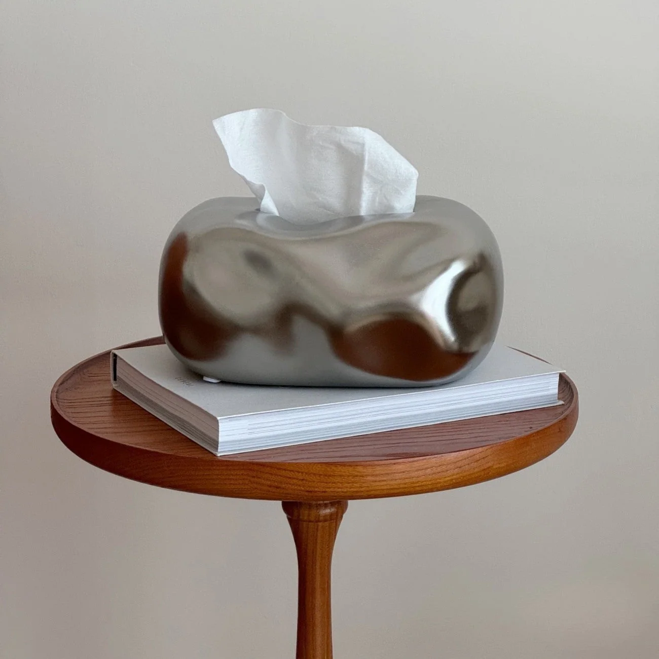 Elegant Cloud-Inspired Ceramic Tissue Organizer