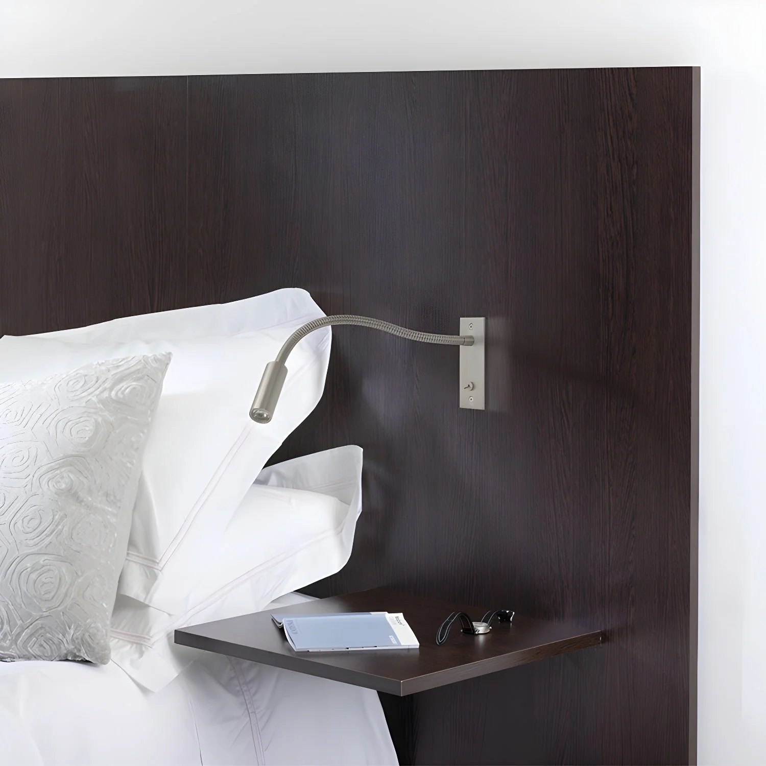 Sleek Adjustable Wall Lamp with Versatile Lighting Options