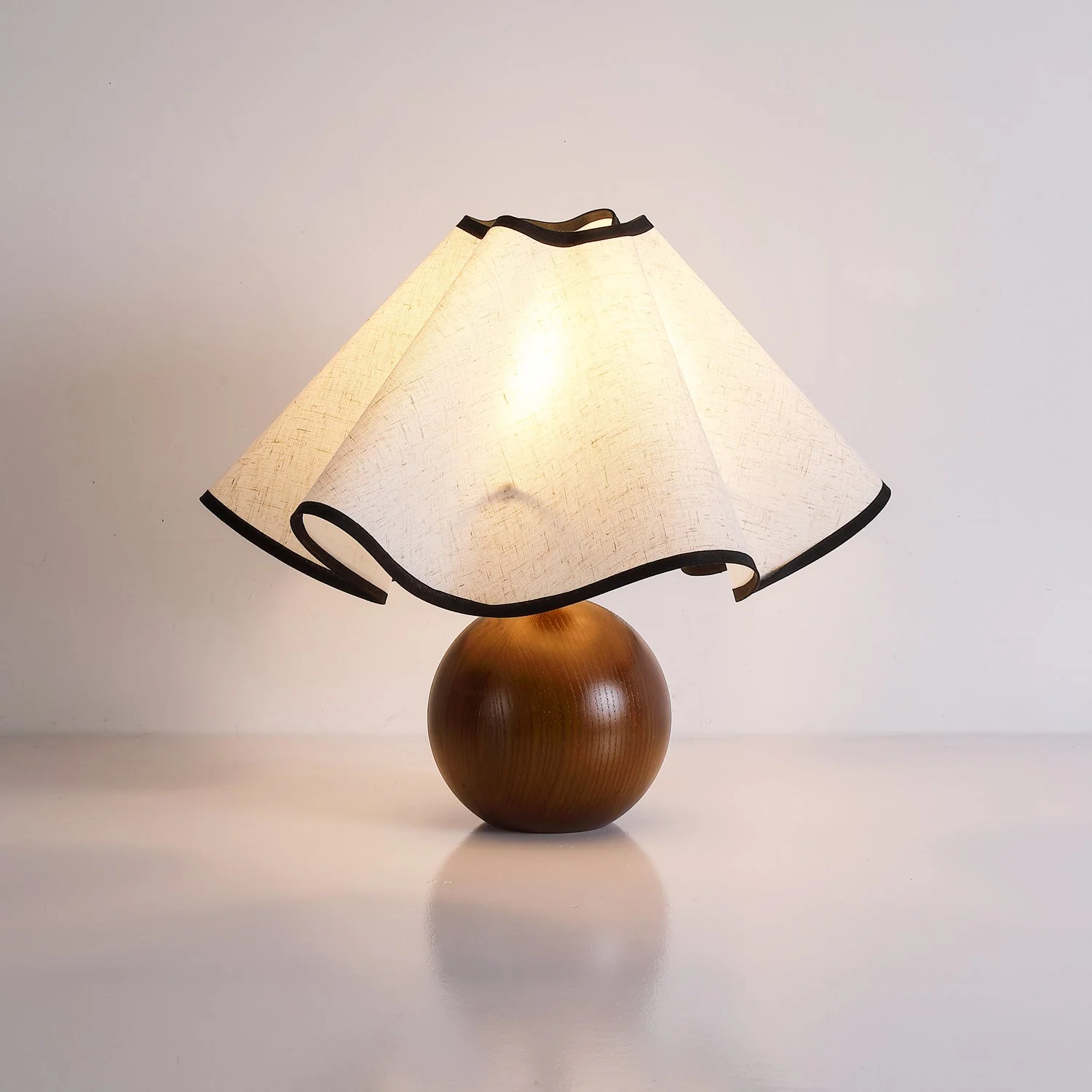 Elegant Wave-Design Table Lamp for Modern Interiors